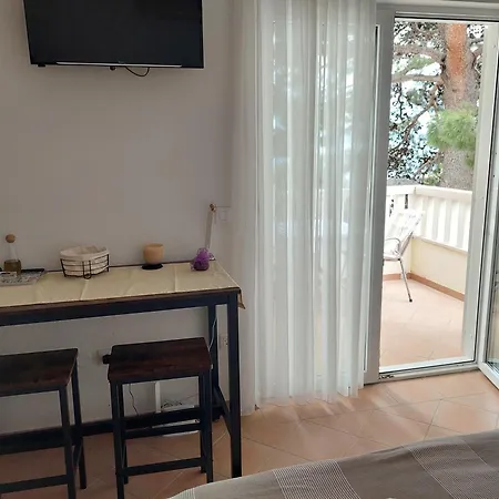 Rosso Apartment *