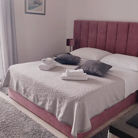 Rosso Apartment *